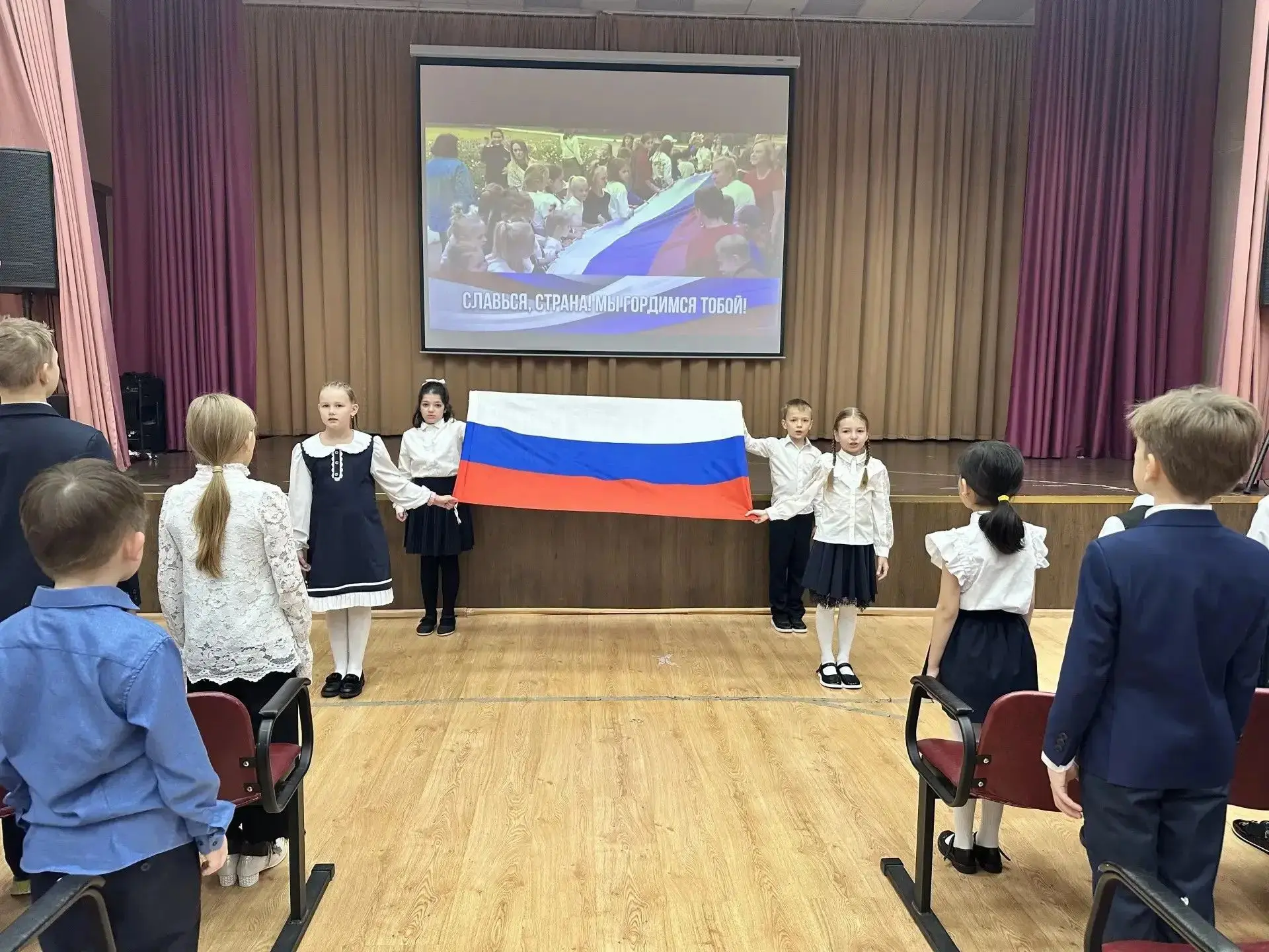 Торжественная церемония поднятия Государственного флага в школе №814!🇷🇺