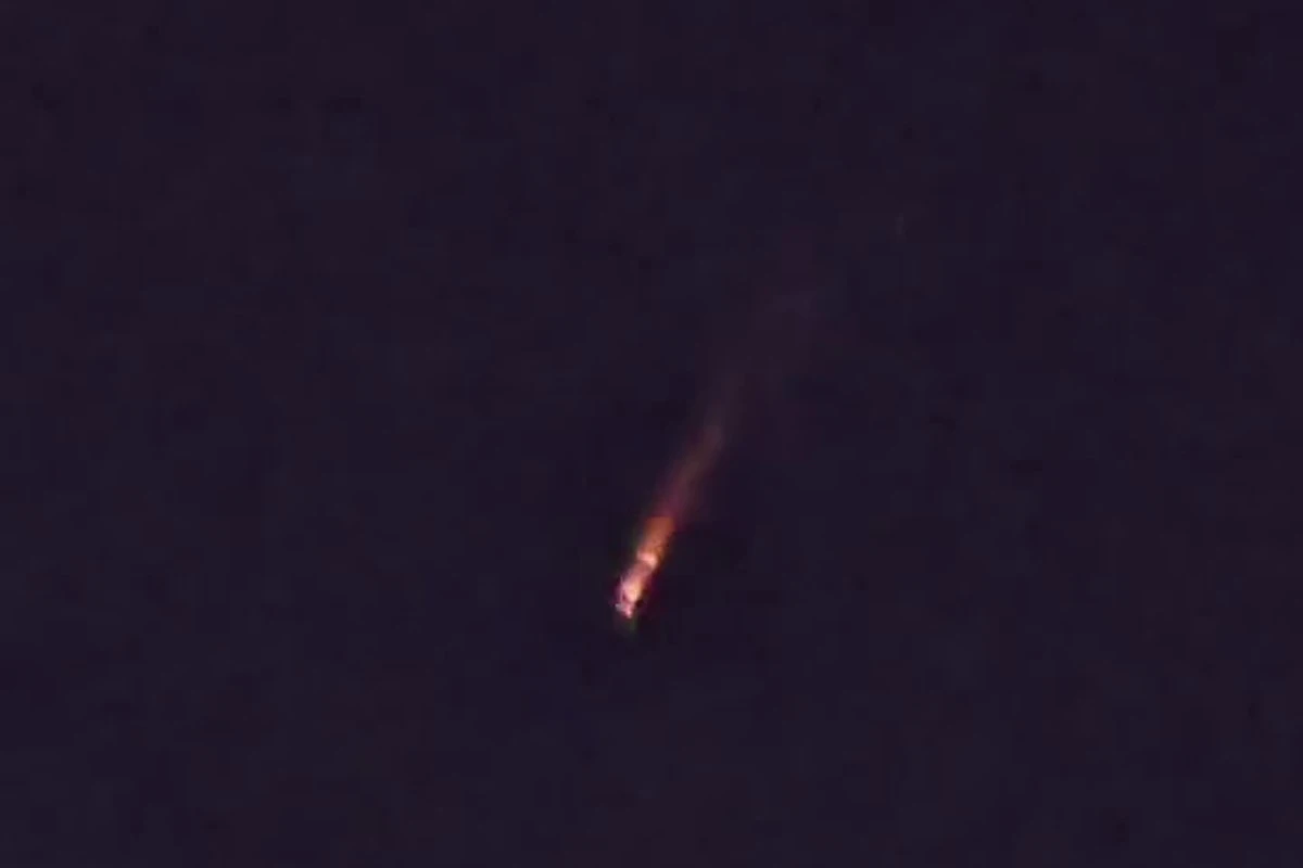 ☄️Яркий огненный шар с длинным хвостом озадачил накануне поздно вечером жителей Южного ...