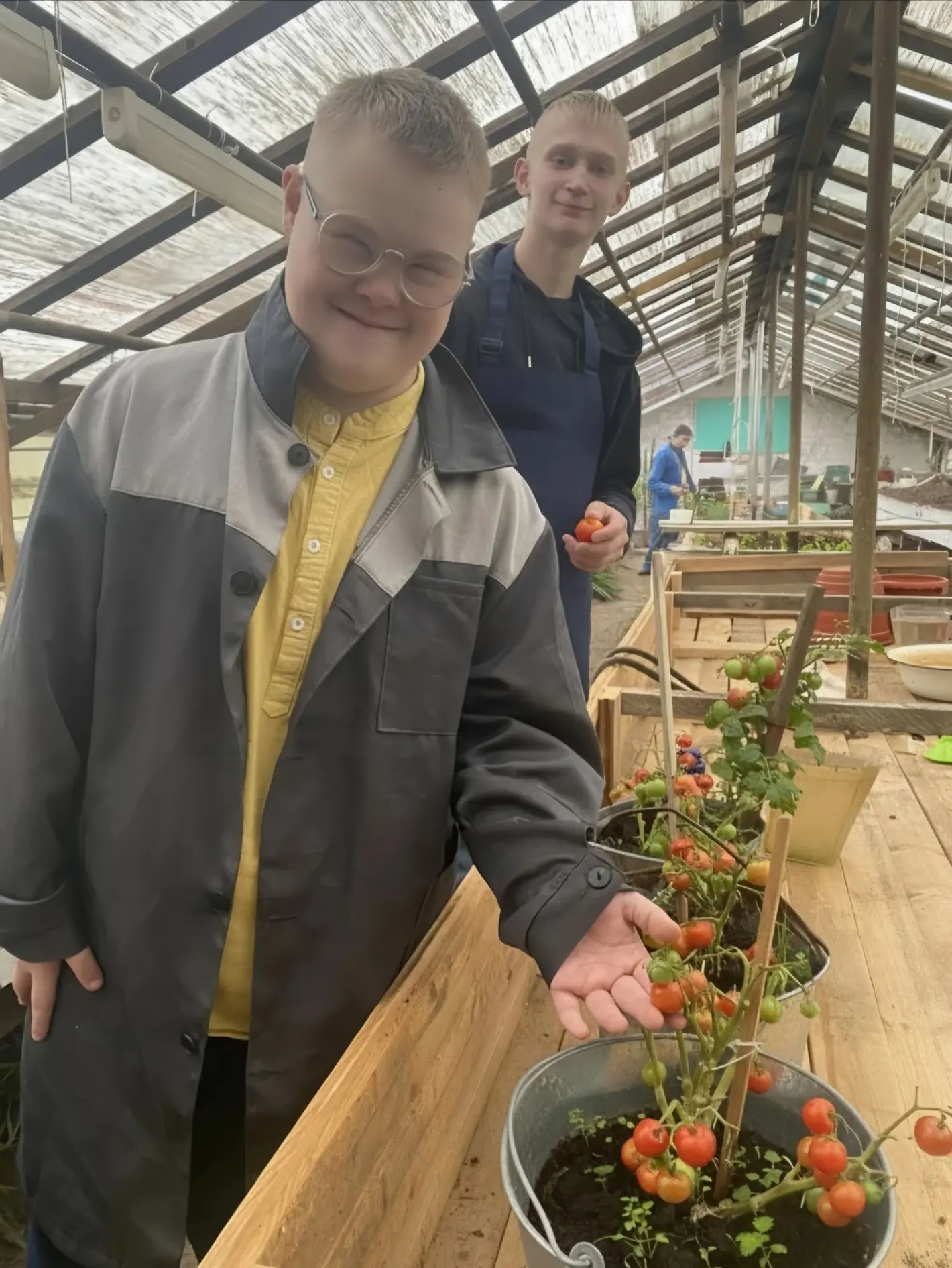 🍅 От семечка до урожая: восьмиклассники продолжают заботиться о школьном огороде!