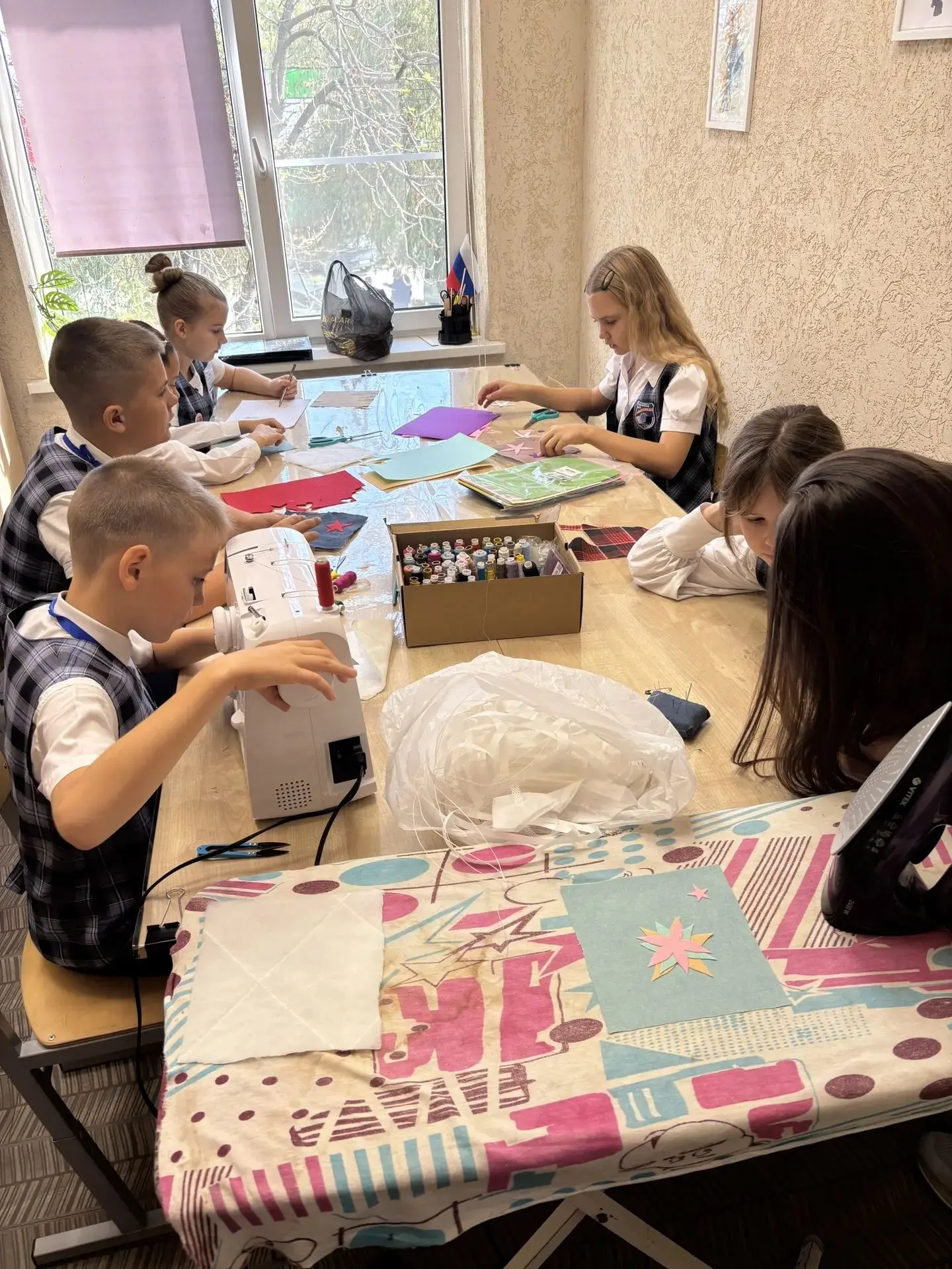 8 октября 2026г. в объединении «Будущий модельер» ребята шили декоративные прихватки. С...