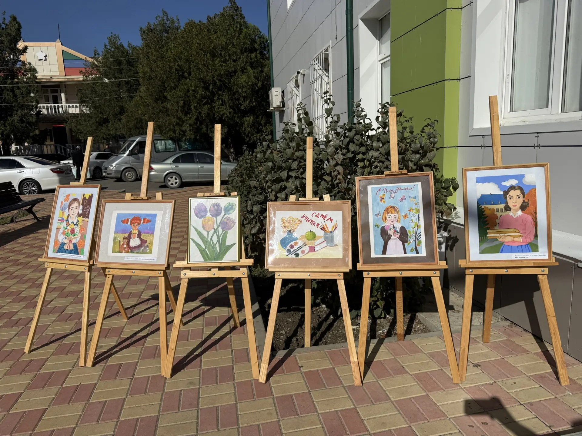 🎨 «Сердце отдаю детям»: Юные художники поздравили педагогов с Днем учителя