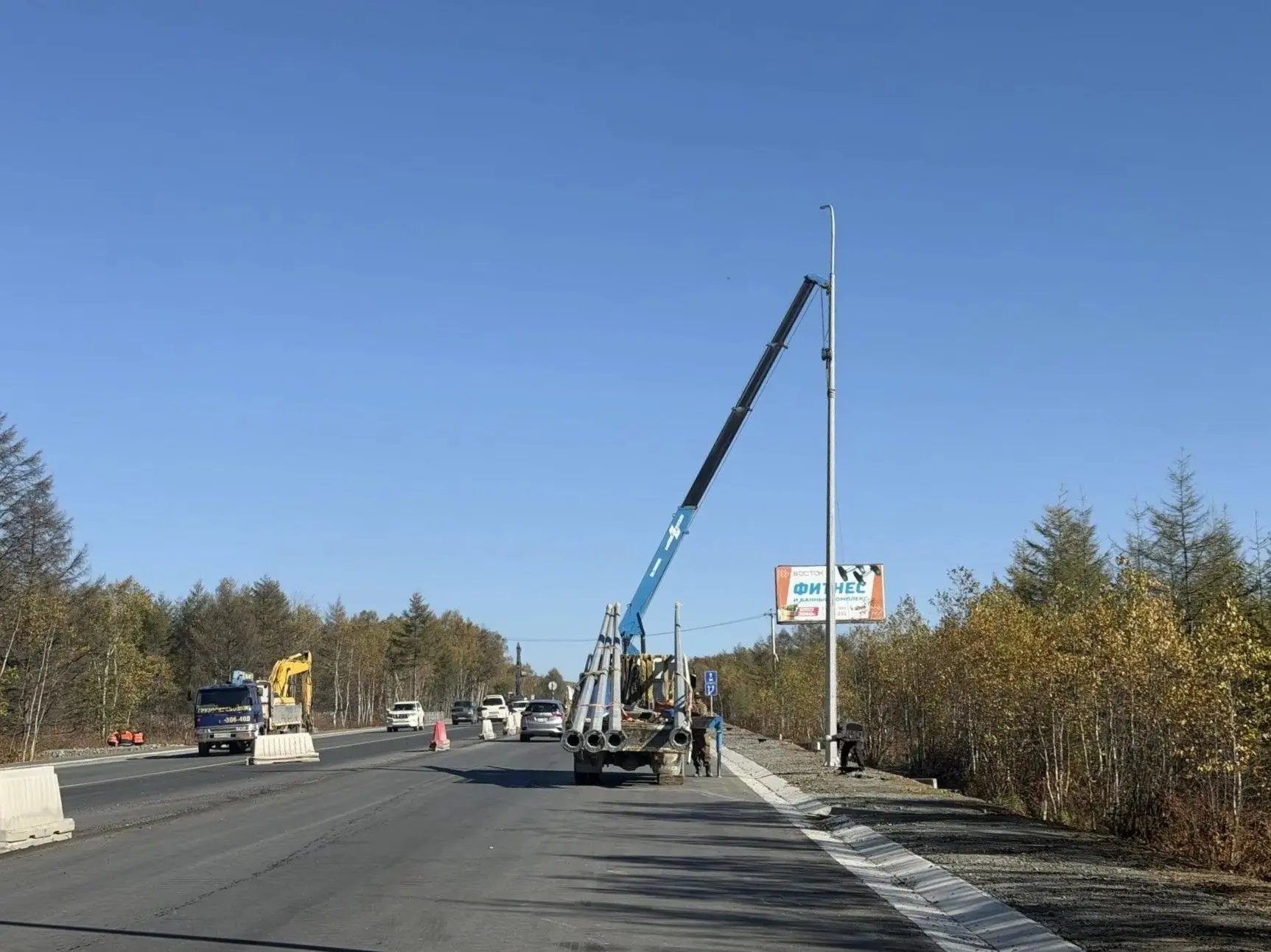 🚧На участке Корсаковской трассы с 11 по 13 км приступили к обустройству и монтажу нару...