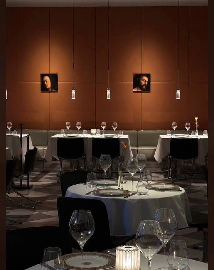 Открылся ресторан Osteria Italiana с панорамными окнами и видом на Дворцовую площадь. Э...