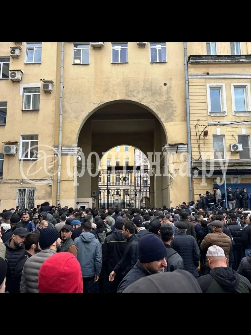 Сенной рынок закрыт. Периметр окружен автозаками и ОМОНом, сообщил читатель «Фонтанки».