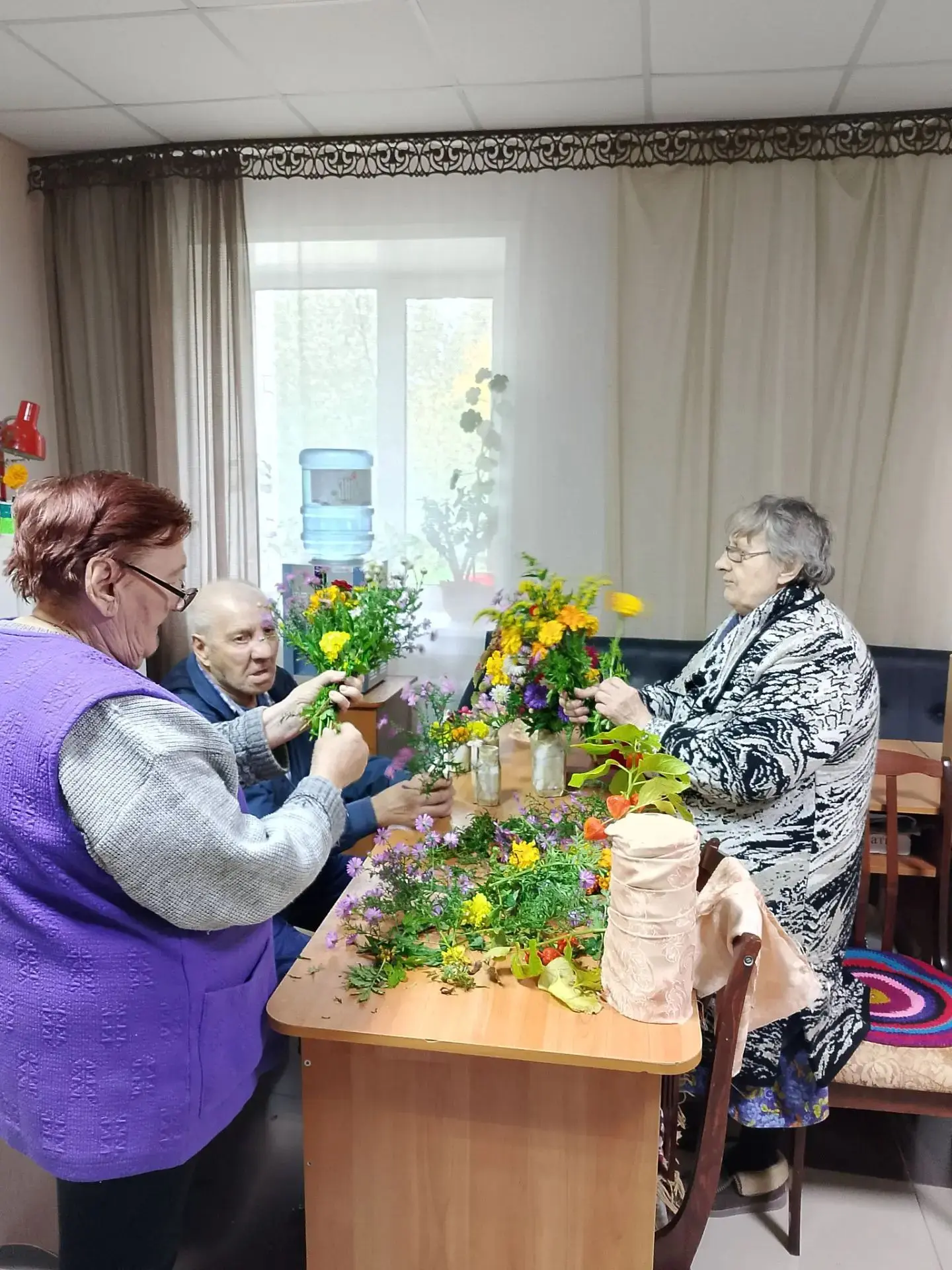 Сегодня наш дом особенно нарядный — всё в цветах!