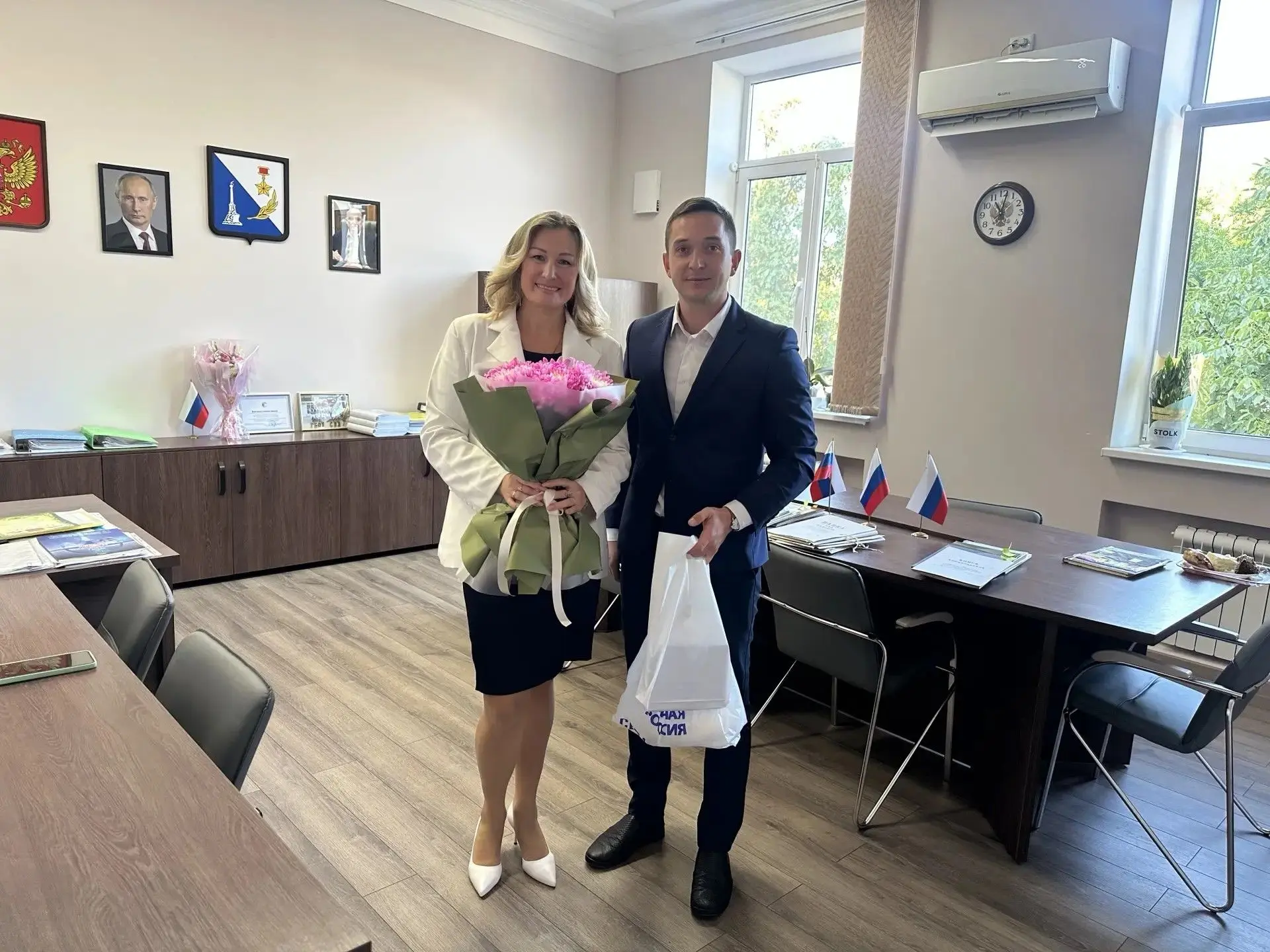 Сегодня работники сферы образования отмечают свой профессиональный праздник - День учит...