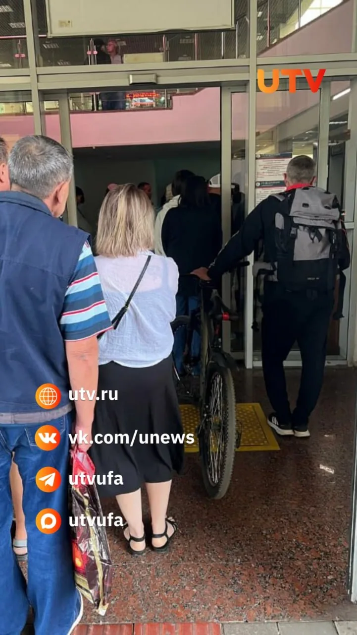 ❗️Прямо сейчас на железнодорожном вокзале Уфы работают кинологи с собакой, людей эвакуи...