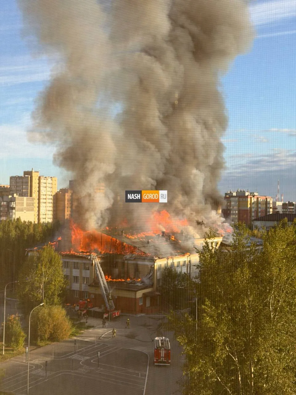 ❗️ Жуткие видео пожара в корпусе школы № 65 на Широтной: она горела сегодня утром