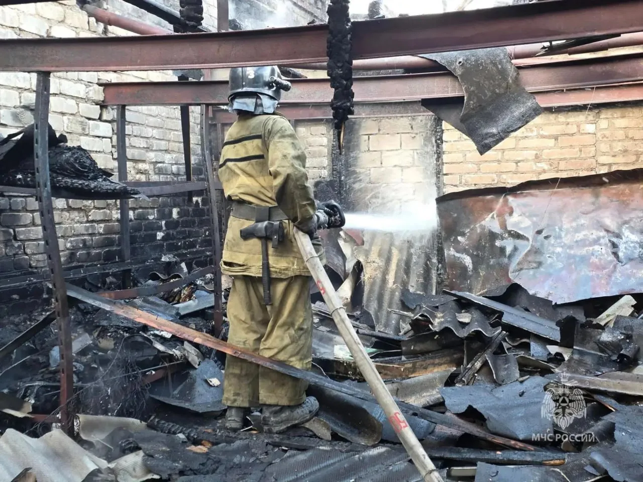 🔥В Луганске загорелись гараж и летняя кухня