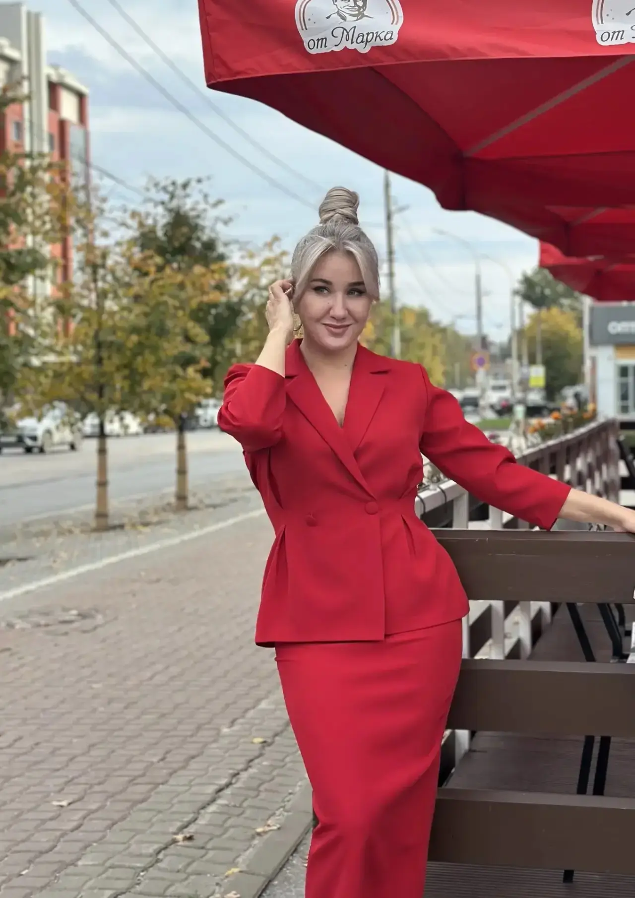 Девочки, предлагаем  — стильный костюм в красном оттенке! Юбка с высокой посадкой, низ ...