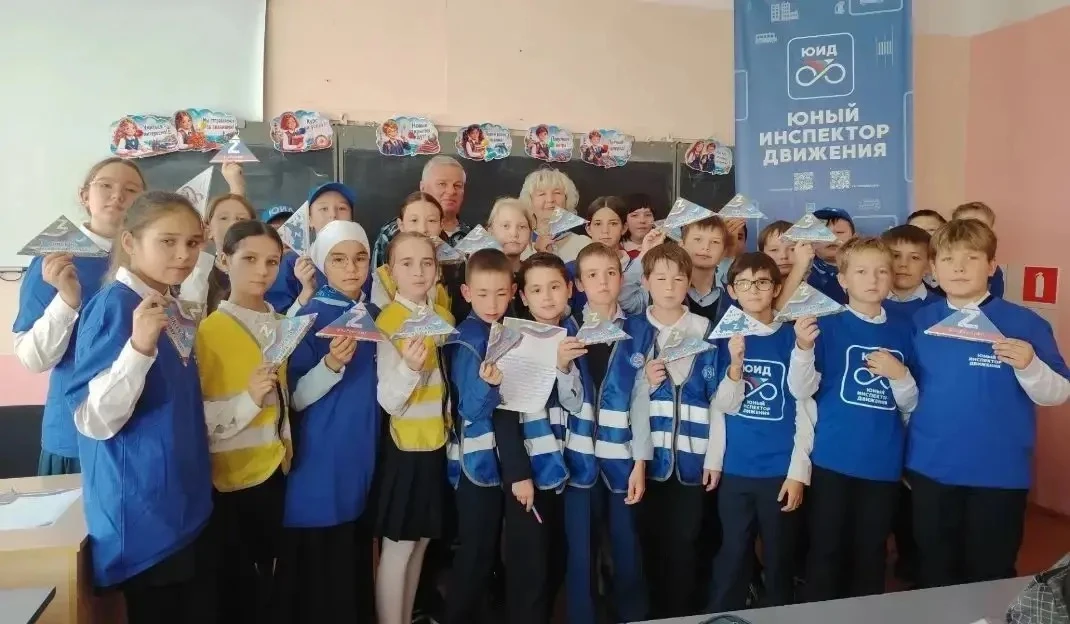 💌 Школьники Высокогорской школы №3 написали письма военнослужащим