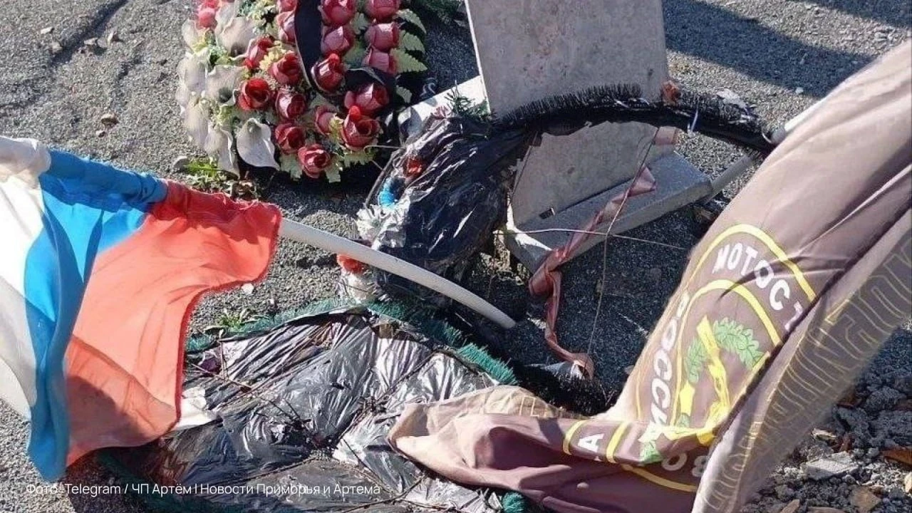 Боль и возмущение: вандалы оскверняют могилы участников СВО.