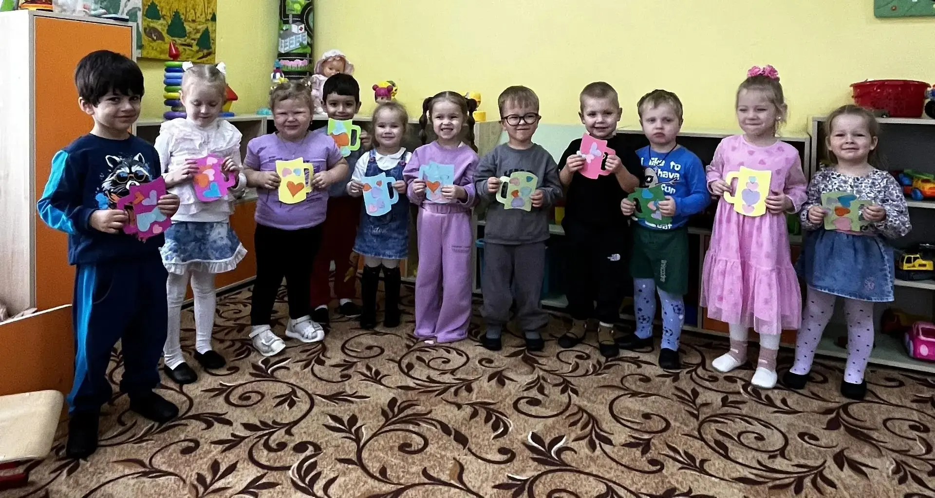 Изготовление подарков для пап в разновозрастной младшей средней группе.