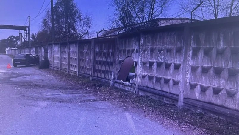 Снесла бетонную преграду: в Уссурийске «Тойота» проделала дыру в заборе
