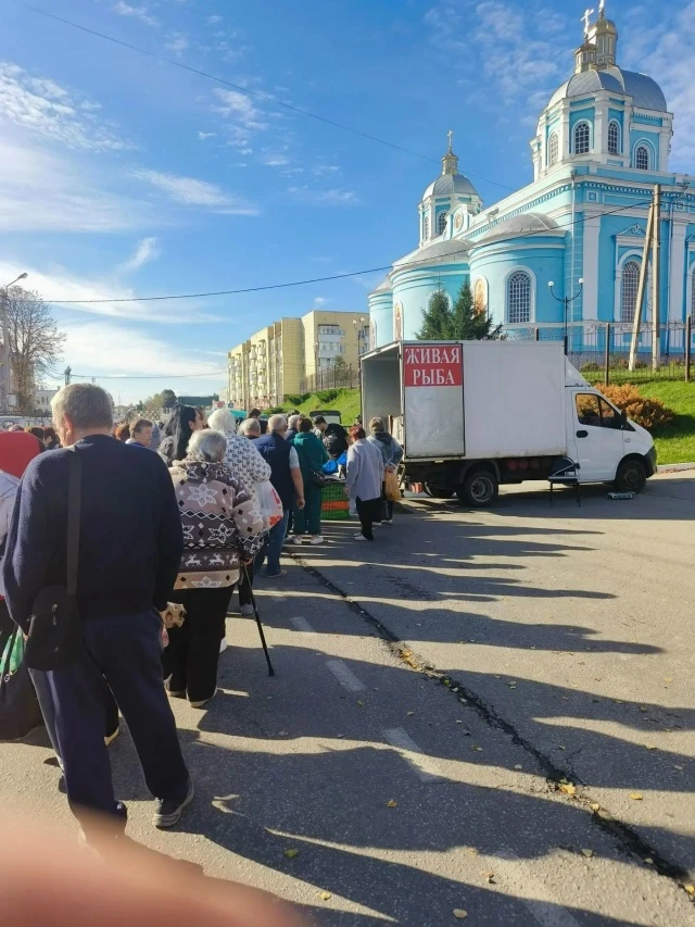 Это ярмарка сегодня. Чё-то народу много, а разнообразия, которое по делу - нету. Даже к...