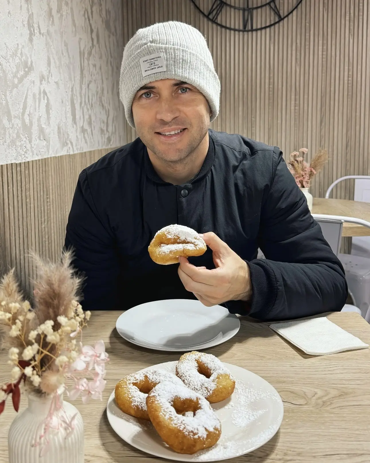 Уплетал, уплетает и будет уплетать 🍩