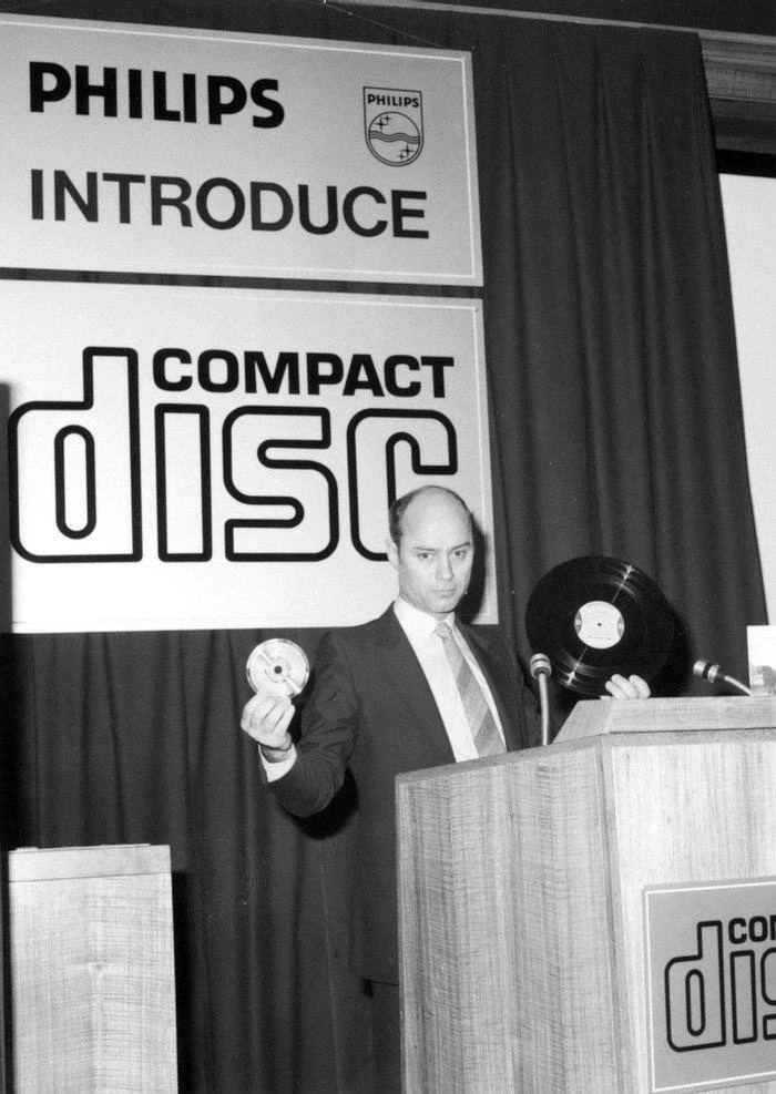 Йооп Синжу из Philips представляет миру первый компакт–диск. Голландия, 1979 года.