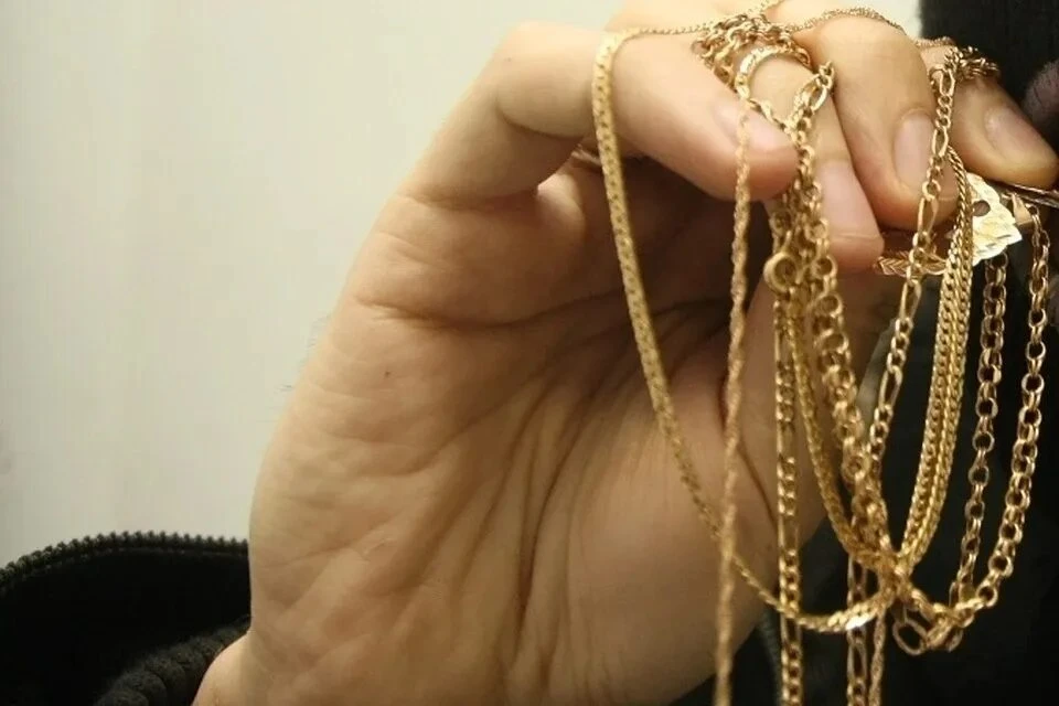 ❗️ Пенсионерка из Ровеньков лишилась золота на 130 тыс. рублей из-за мошенников