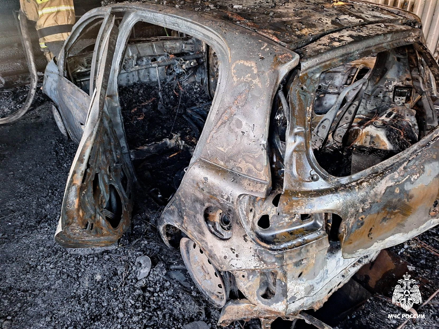 Серьезный пожар в Колосовке уничтожил надворные постройки и личный автомобиль местного ...