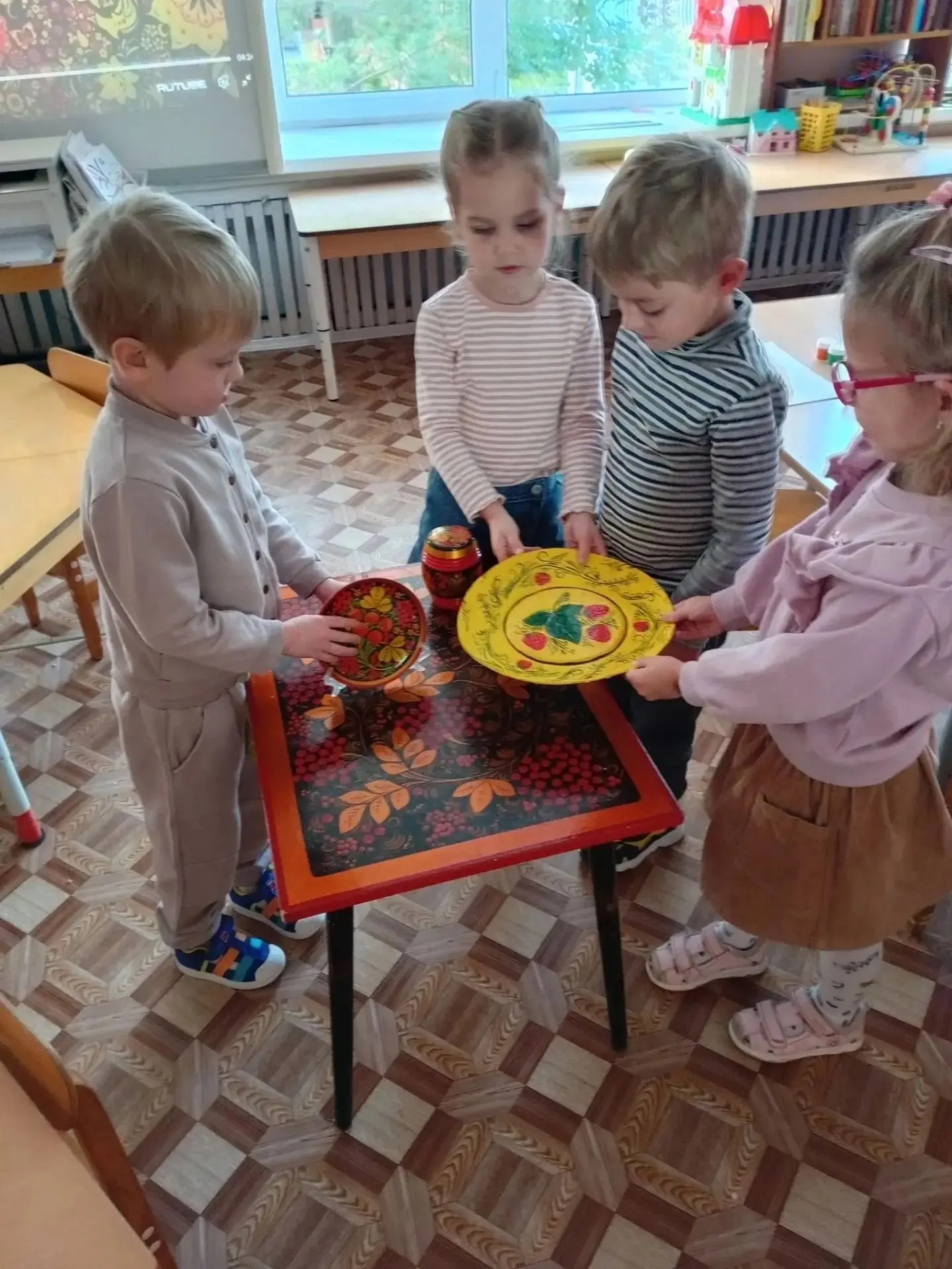 Ветка плавно изогнулась, и колечком завернулась