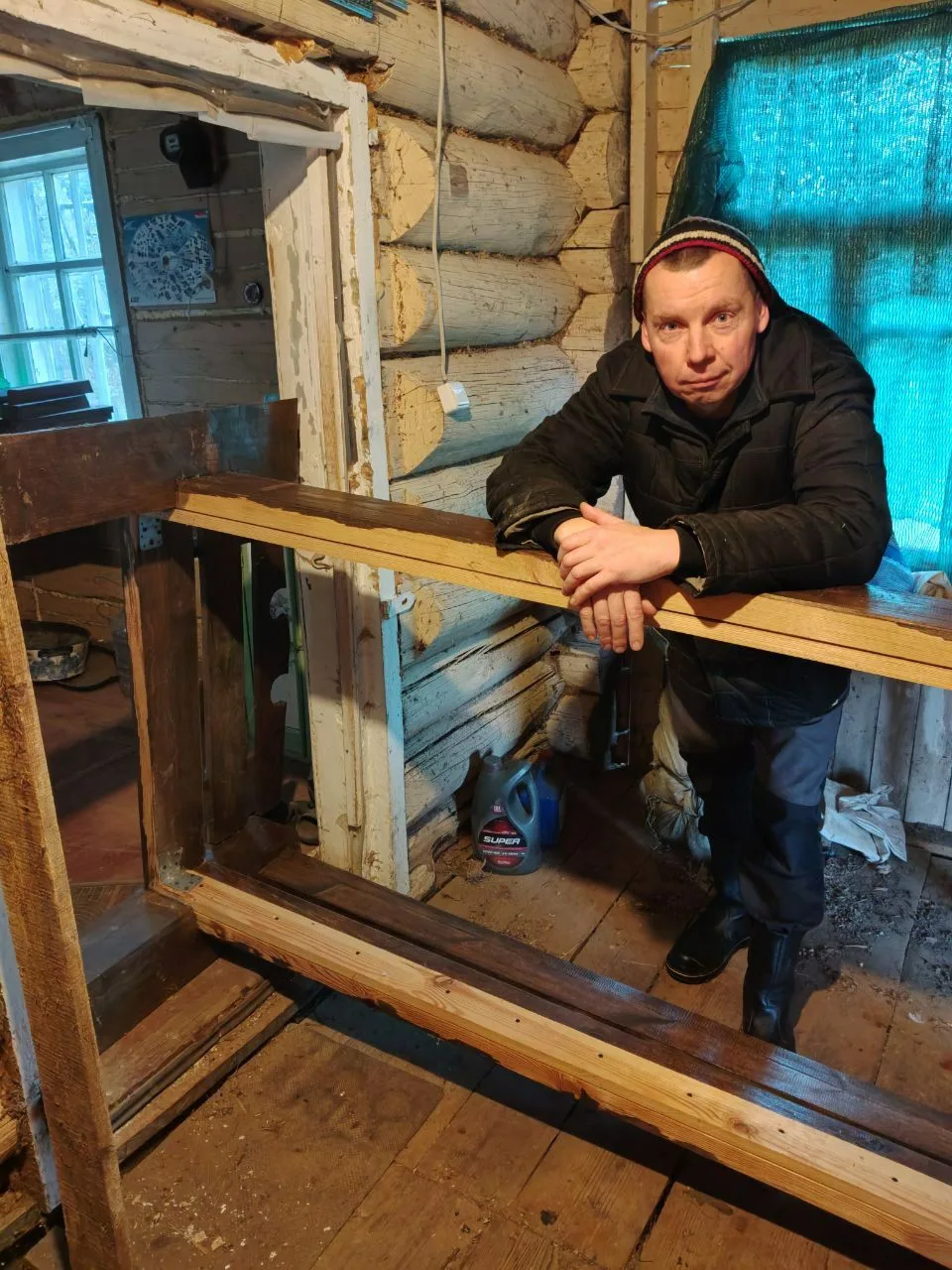 Драма с кроватью из старого дома в двух частях. Часть 1: застряли в коридоре)
