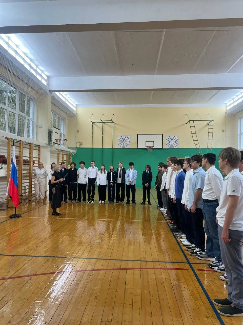 Новая учебная неделя в нашей школе началась с торжественной и важной традиции — линейки...