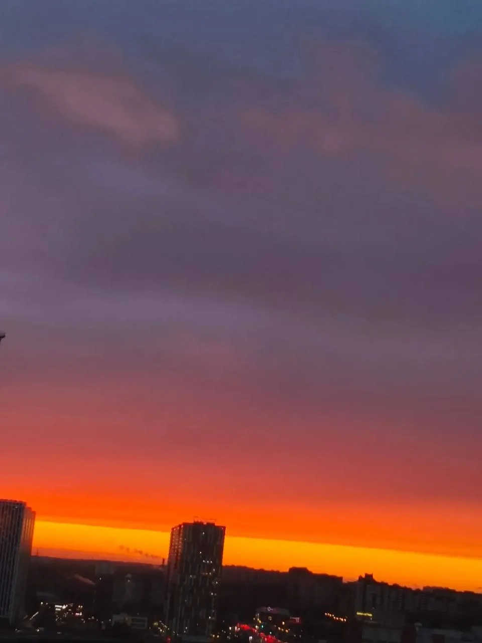 🌇 Несмотря на дождливую и хмурую погоду, вечернее небо над городом вдруг вспыхнуло нев...