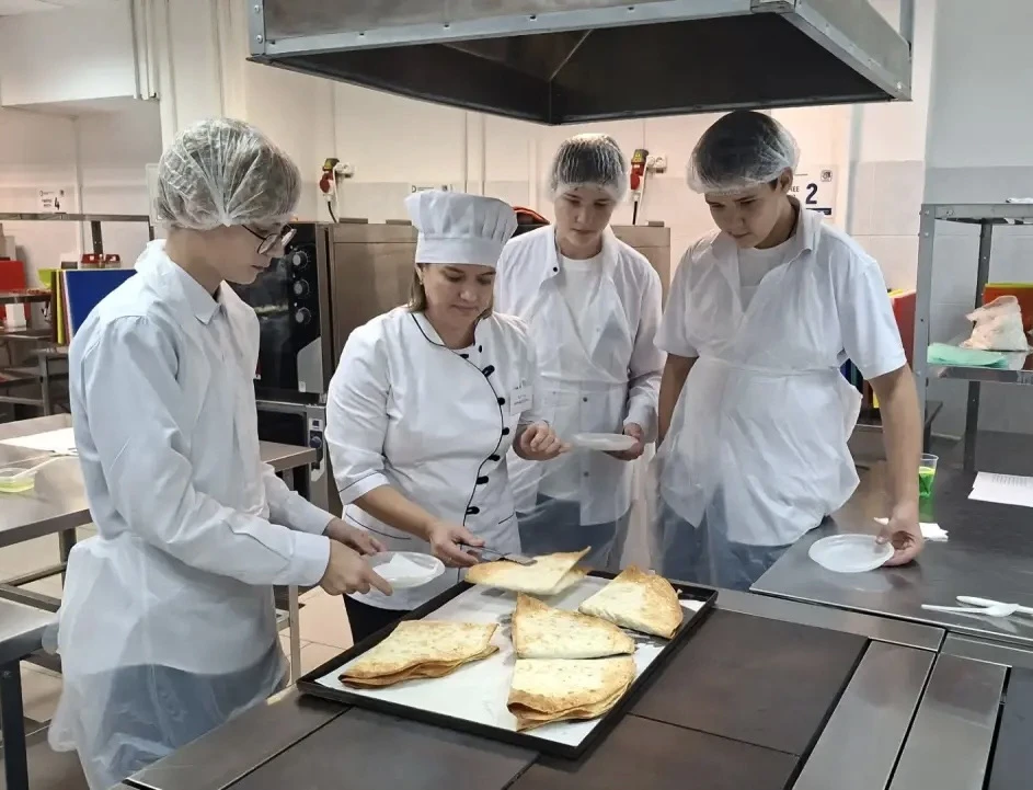 📸 Сегодня учащиеся 8 "А" класса приняли участие в профессиональных пробах в Норильском...