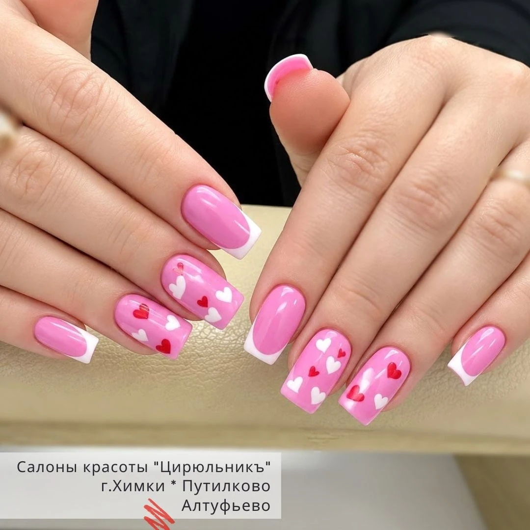 💟 Розовый романтический маникюр с белым френчем и дизайном в виде мелких сердечек