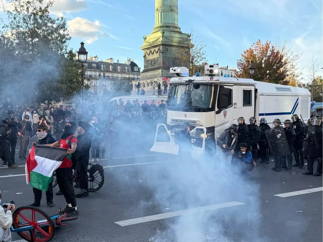 Силовики стеной сносят протестующих на парижской площади Бастилии. Применяют как дубинк...
