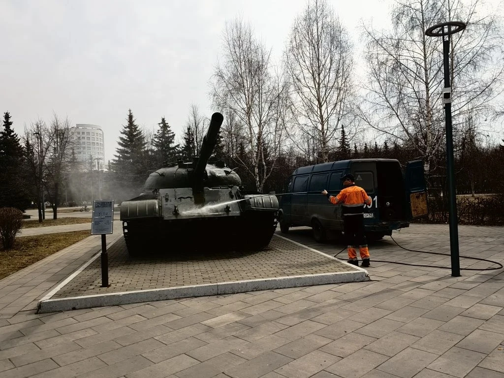 Технику в Сквере маршала Жукова готовим к Дню Победы и летнему сезону.
