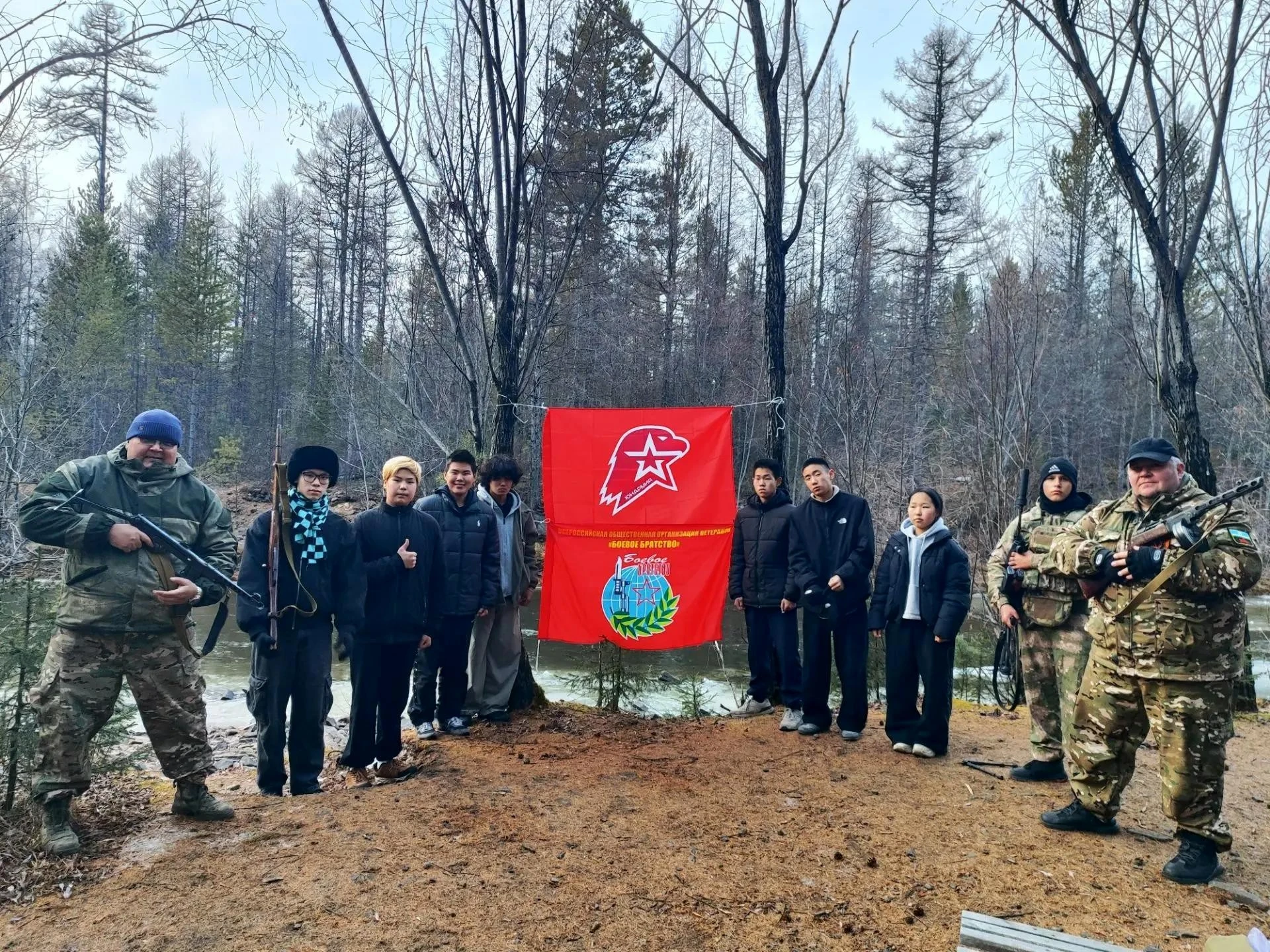 🌲 Настоящий армейский поход, солдатская каша и поздравления: как юнармейцы отметили Де...