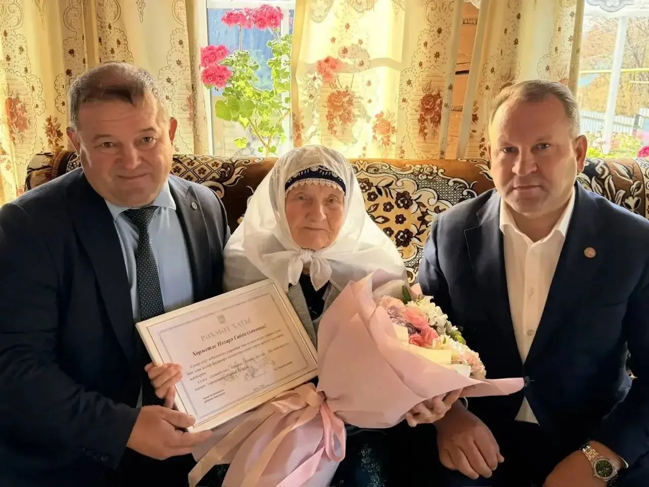 🌸 Глава Арского района лично поздравил 95-летнюю юбиляршу и «золотых» юбиляров супруже...