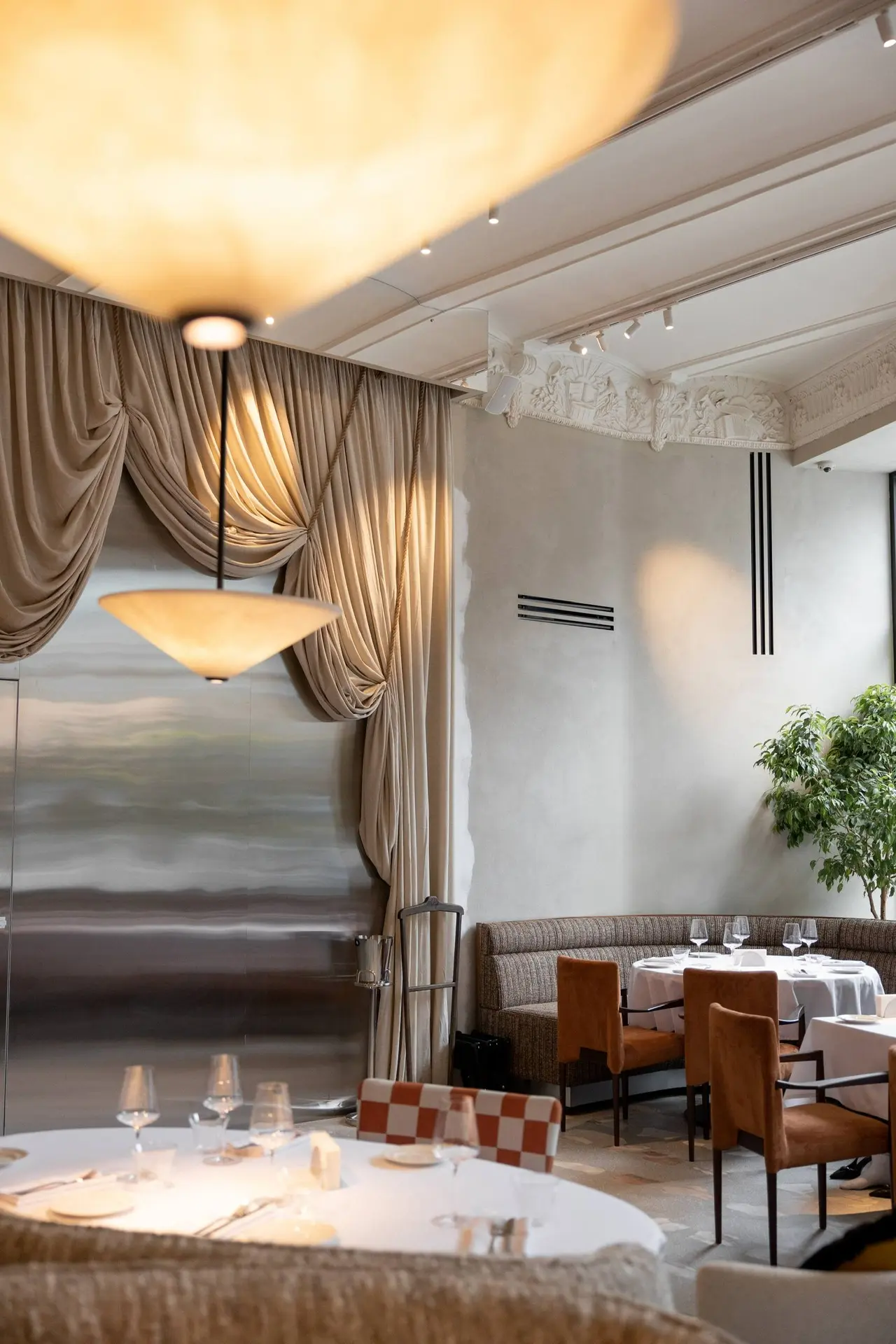 А вот так будет выглядеть Oltre Cafe. У металлической стены будет стоять рояль (попробу...