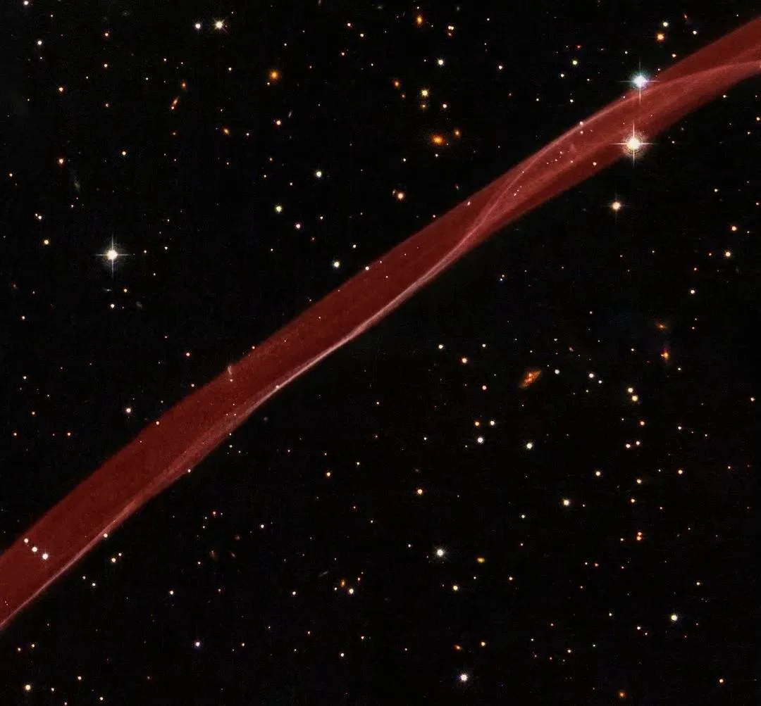 🌌 Остатки сверхновой SN 1006, расположенной на расстоянии почти 7000 световых лет, обр...