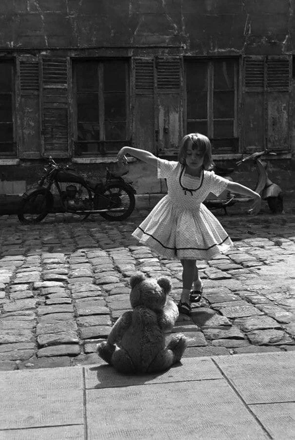 Дeвочка танцует для своего плюшевого мишки, Париж, 1961 год