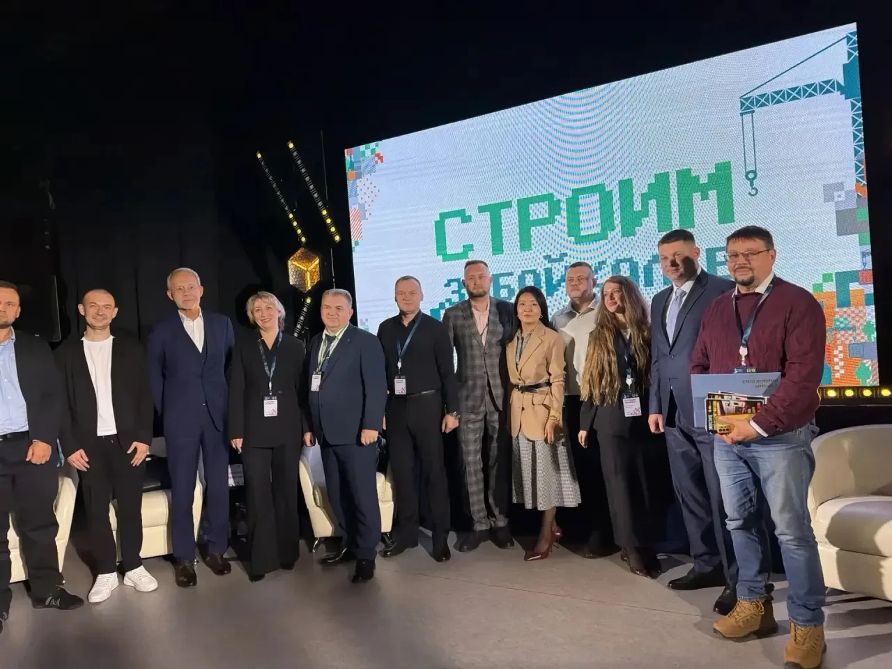 А вот и итоговое фото с участниками круглого стола 🤝
