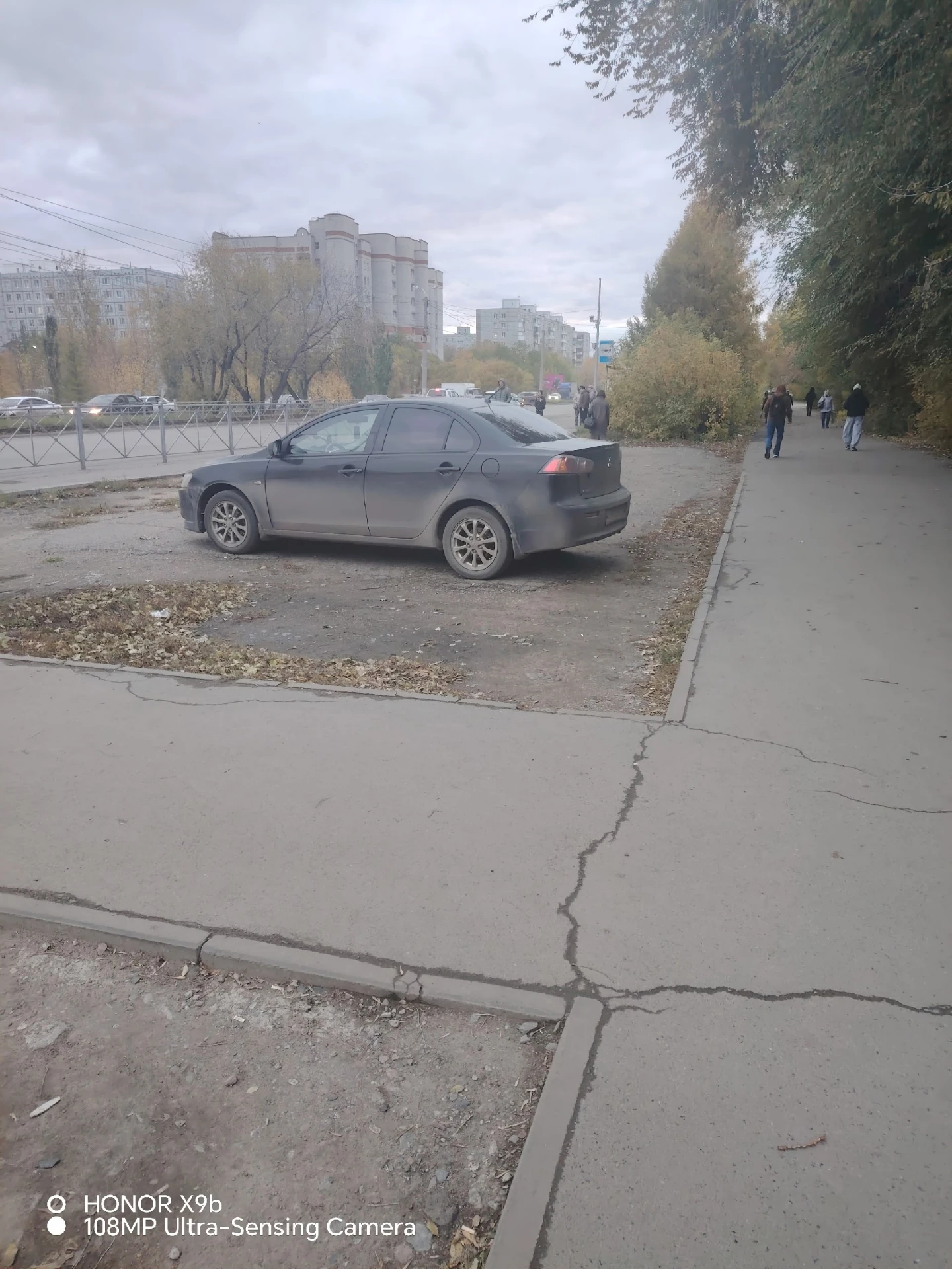 Проспект Менделеева, пешеходная зона. Вдоль дороги огородили заборами, заезжают по трот...