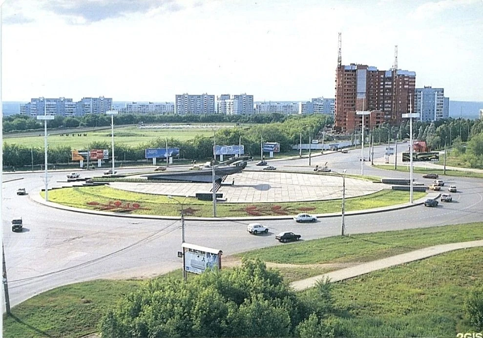 Интересный кадр. Самара 23 года назад. Ипподром на месте торгового центра еще действует...
