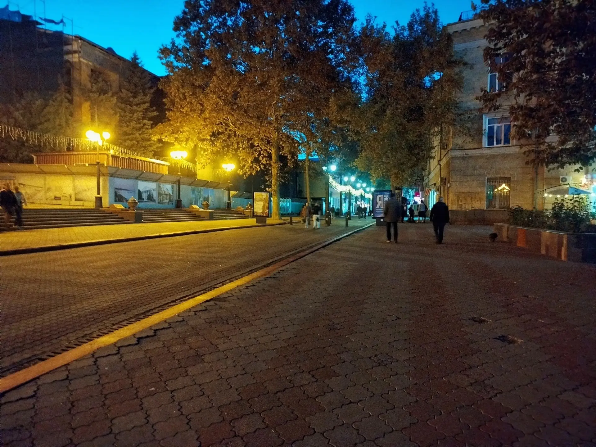 🌆 Вечерняя прогулка по Керчи: дыхание истории в огнях города 🌙