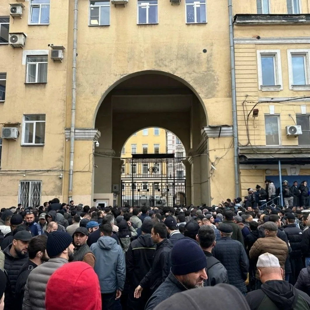 ⚡️Прямо сейчас сотни силовиков проводят масштабный миграционный рейд в Питере во время ...