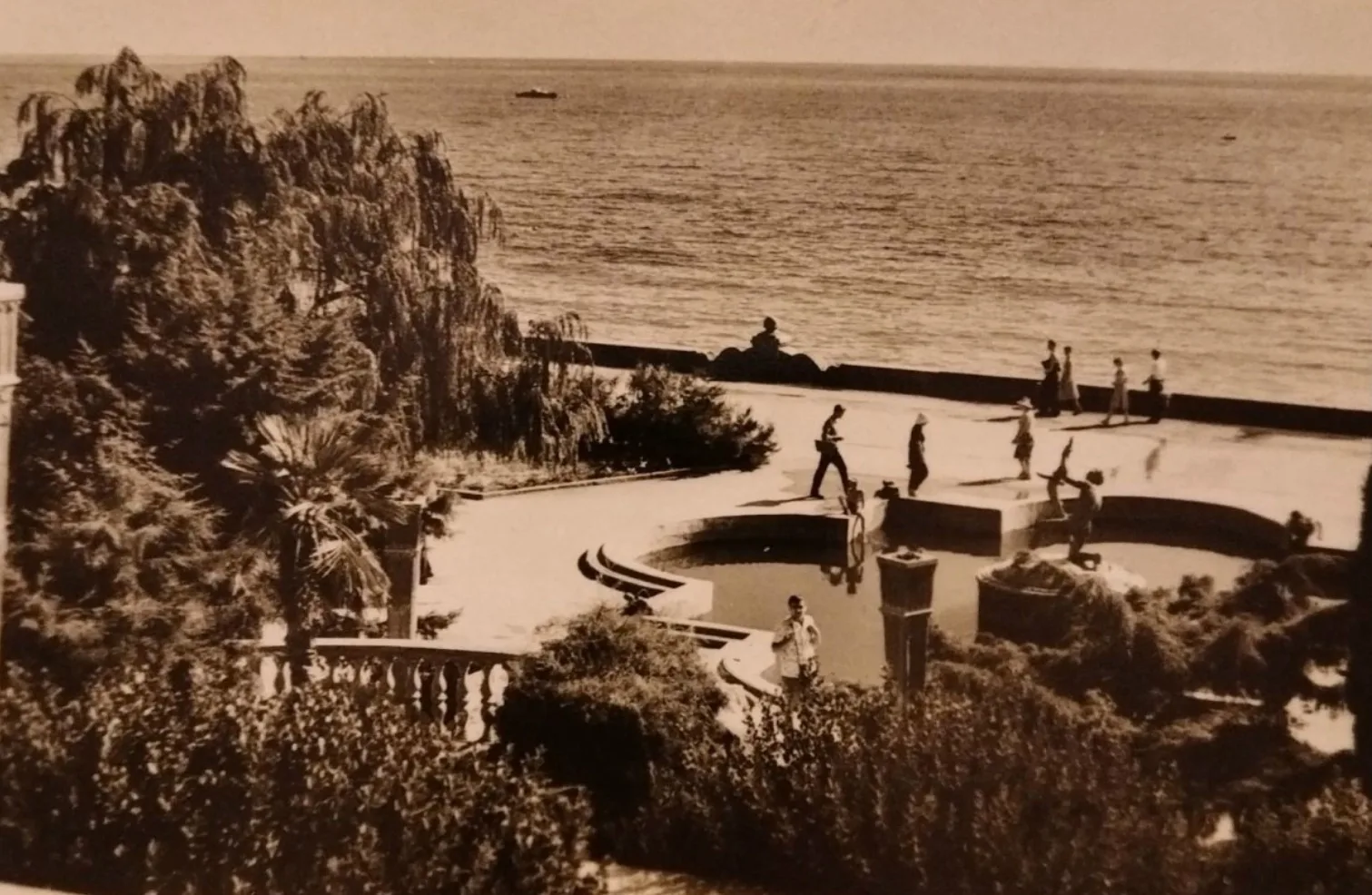 Центральная набережная Алушты. Вид с «Ярусов» на фонтан «Рыбак». 1960-е.