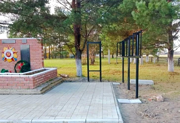 В деревне Тавинск завершены работы по благоустройству территории у памятника воинам-зем...