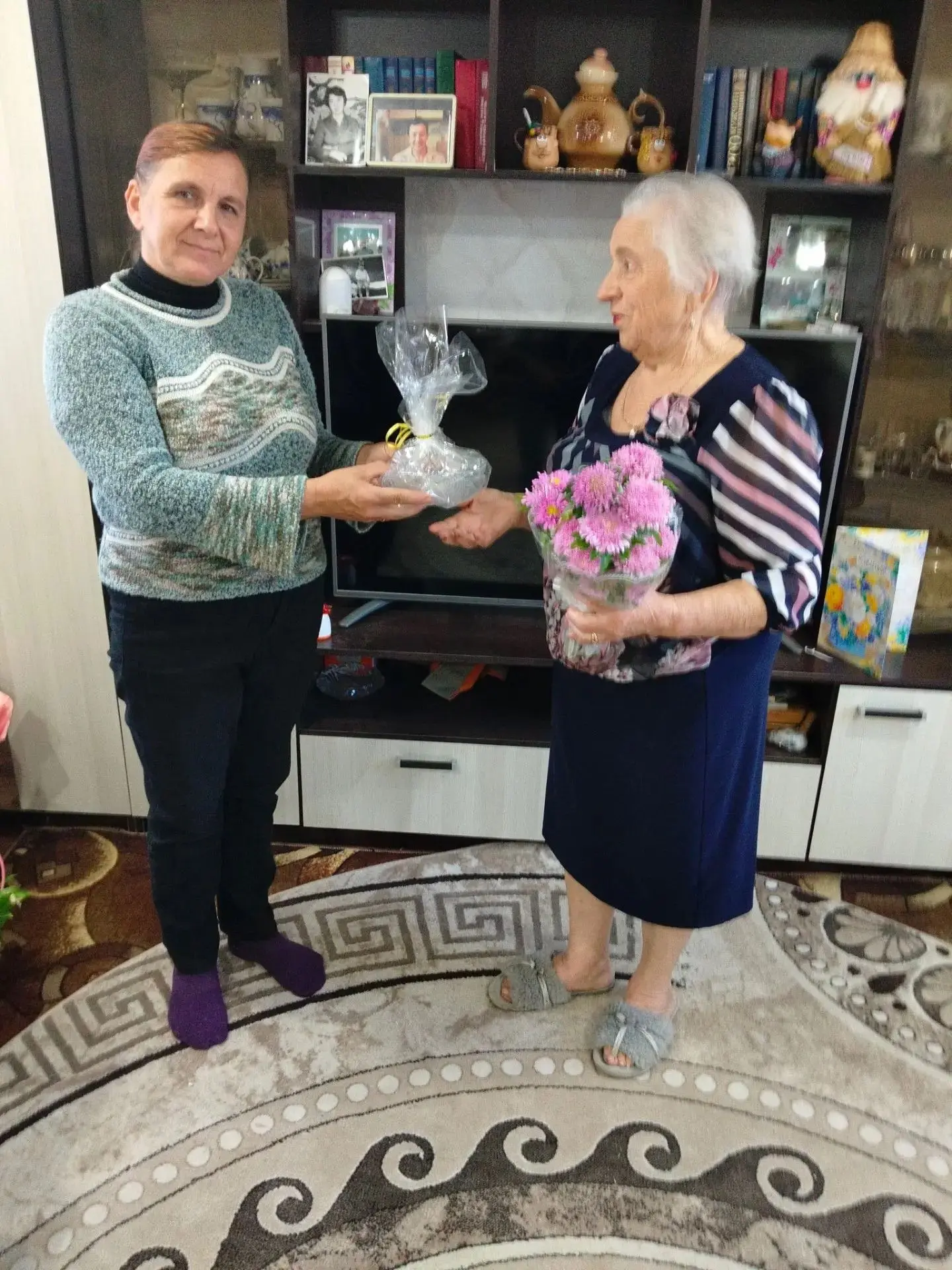 Социальные работники ОСО № 2 Асташова С.А., Позднякова Т.Т. и Коршунова В.К. поздравили...