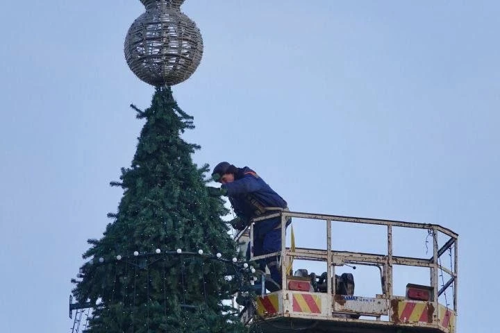 В Набережных Челнах начали готовить город к Новому году