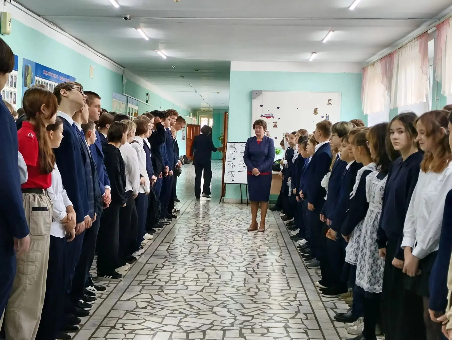 09.10.2026г. Общешкольная линейка 5-11 классы. Директор школы Храмова О. Ю. поблагодари...