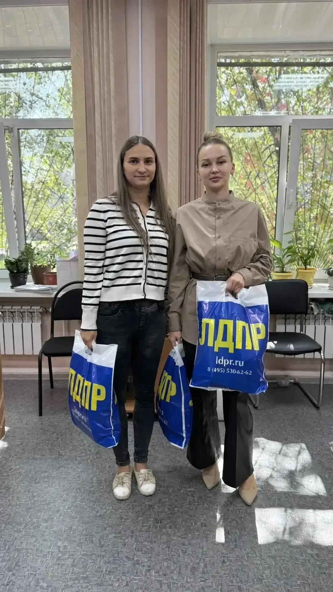 Активисты ЛДПР в Верхнебуреинском районе приняли участие в акции «Помоги собраться в шк...