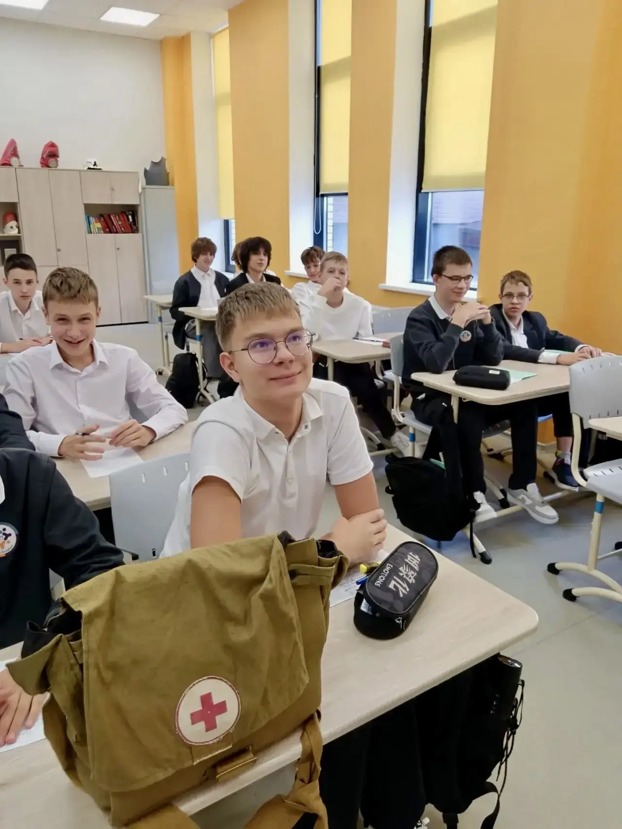 ⭐️ Юноши-восьмиклассники во время внеурочных занятий по основам военной подготовки изуч...