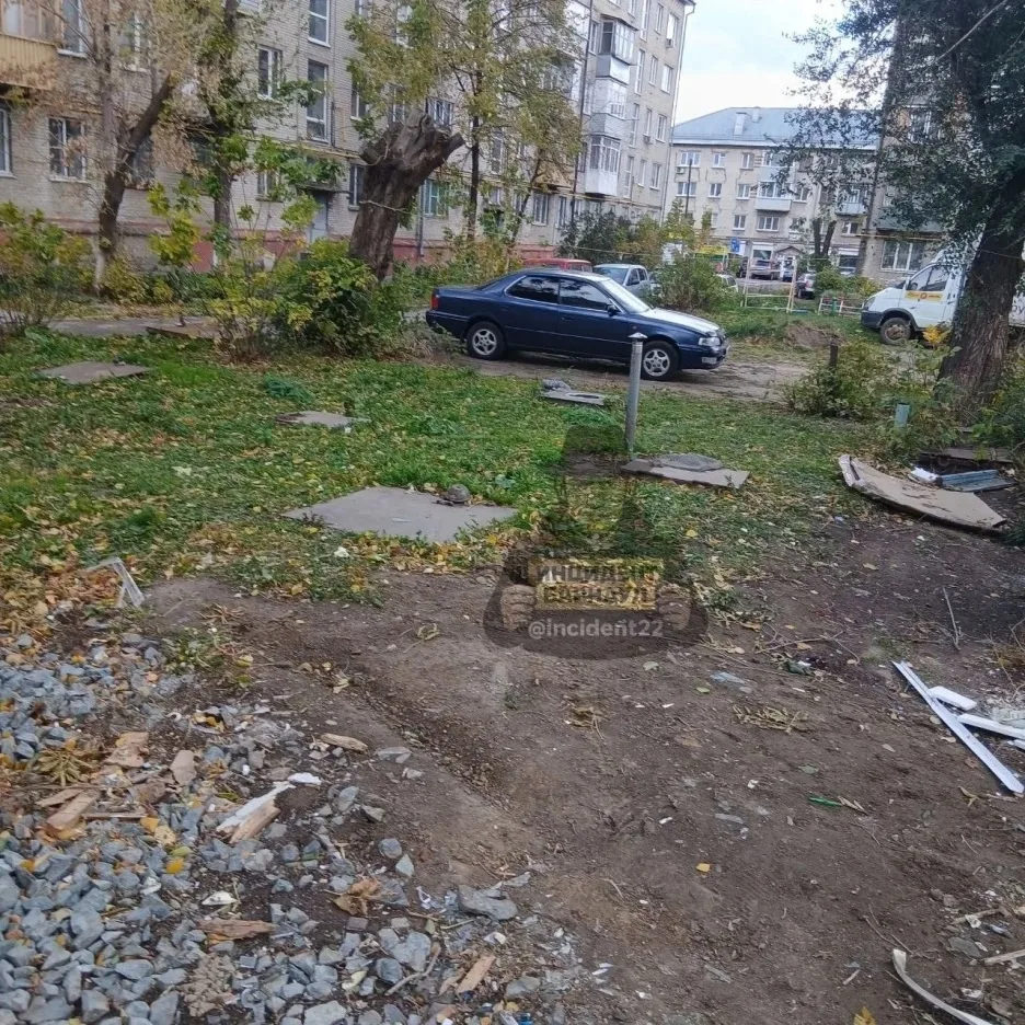 Барнаульцы сообщили о проваливающихся погребах у школы.