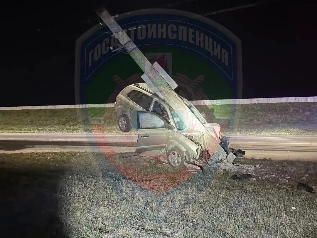 📰 Машина замерла на передних колесах — в Казани водитель протаранил столб и чудом выжил